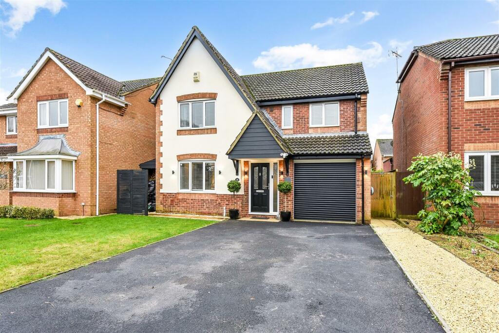 4 bedroom detached house for sale in Larkspur Drive, Marchwood