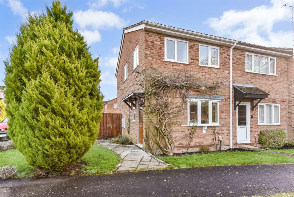 2 bedroom end of terrace house for sale in Langham Close, North