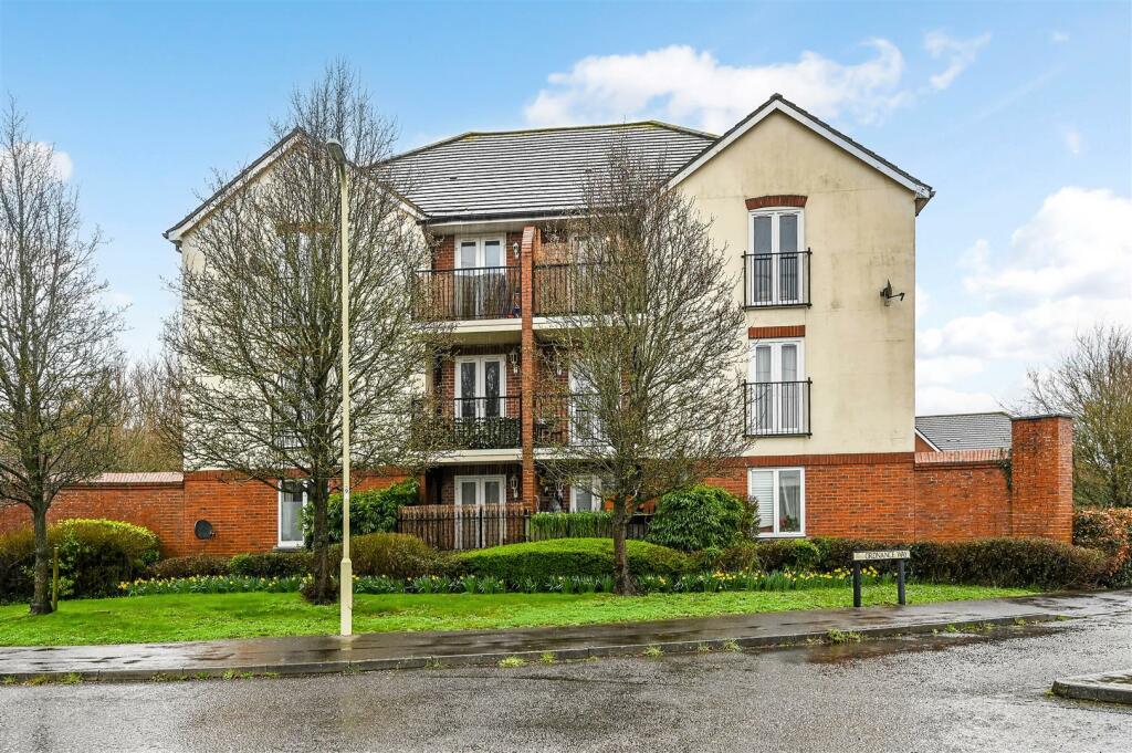 2 bedroom flat for sale in Admiralty Way, Marchwood, Hampshire, SO40