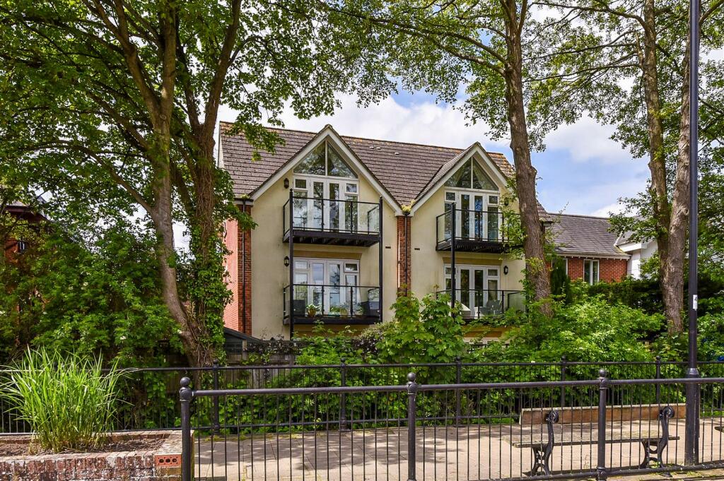 2 bedroom flat for sale in Bell Street, Romsey Town Centre. Hampshire, SO51