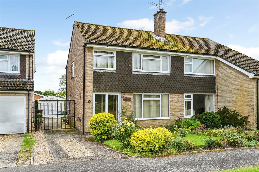 3 bedroom semidetached house for sale in Birch Close, Whitenap, Romsey