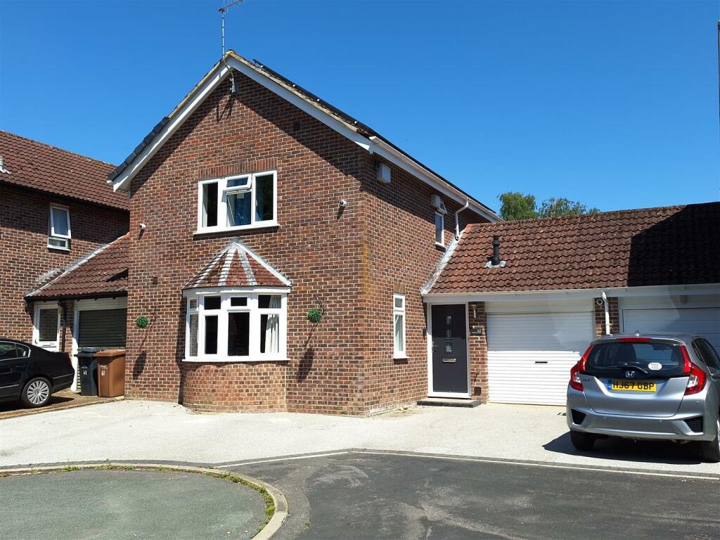 4 bedroom link detached house for sale in Tottehale Close, North ...