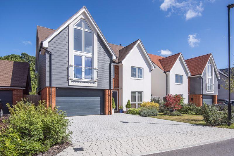 5 bedroom detached house for sale in Oxlease Meadows, Romsey, Hampshire