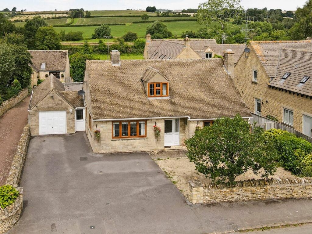 4 bedroom detached house for sale in Shipton Road, Ascottunder