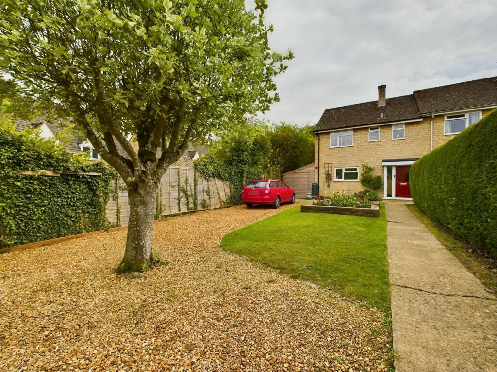 2 bedroom semidetached house for sale in Coombes Close, Shiptonunder