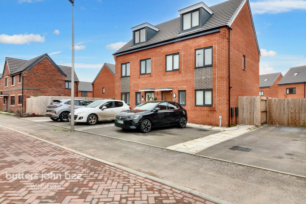 3 bedroom town house for sale in Dartmoor Close, Winsford, CW7