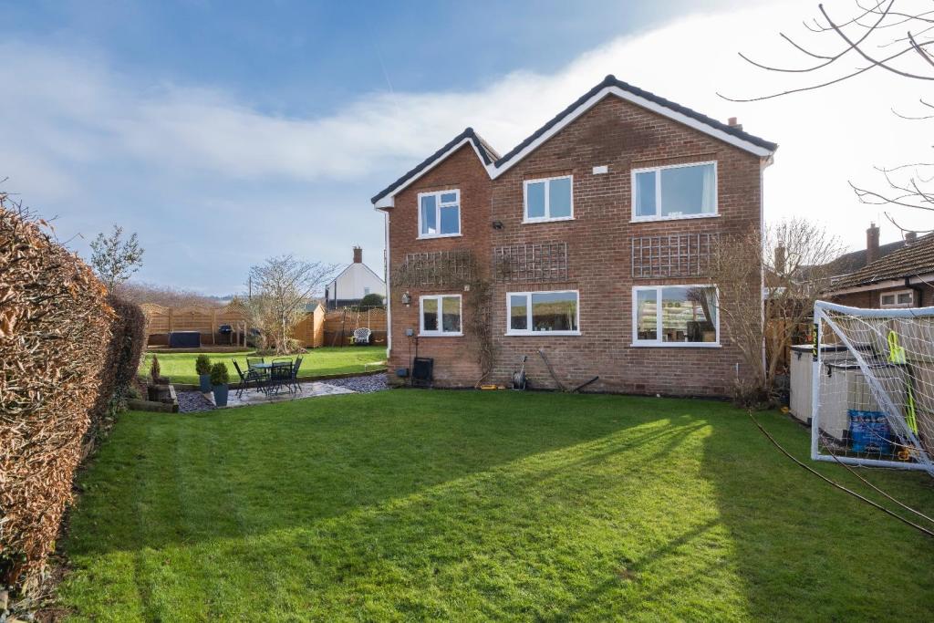 4 bedroom detached house for sale in Peel Crescent, Ashton, CH3