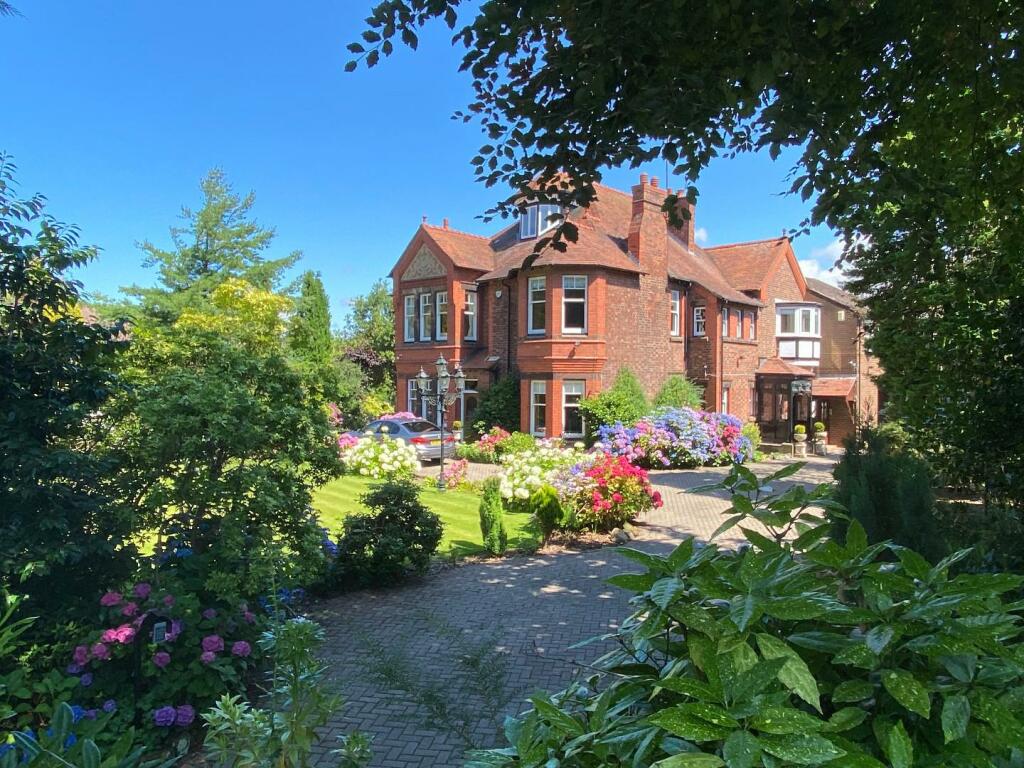 8 bedroom detached house for sale in Fluin Lane, Frodsham, WA6