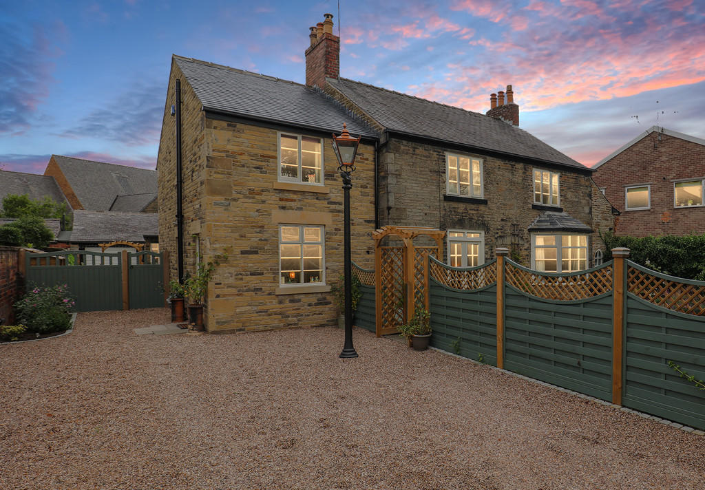 6 bedroom detached house for sale in Greenhill Main Road, Greenhill