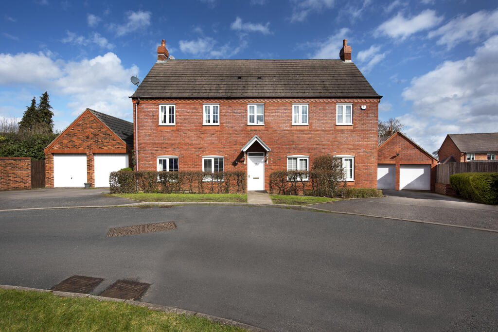 5 bedroom detached house for sale in Middleton Close, Hammerwich, WS7