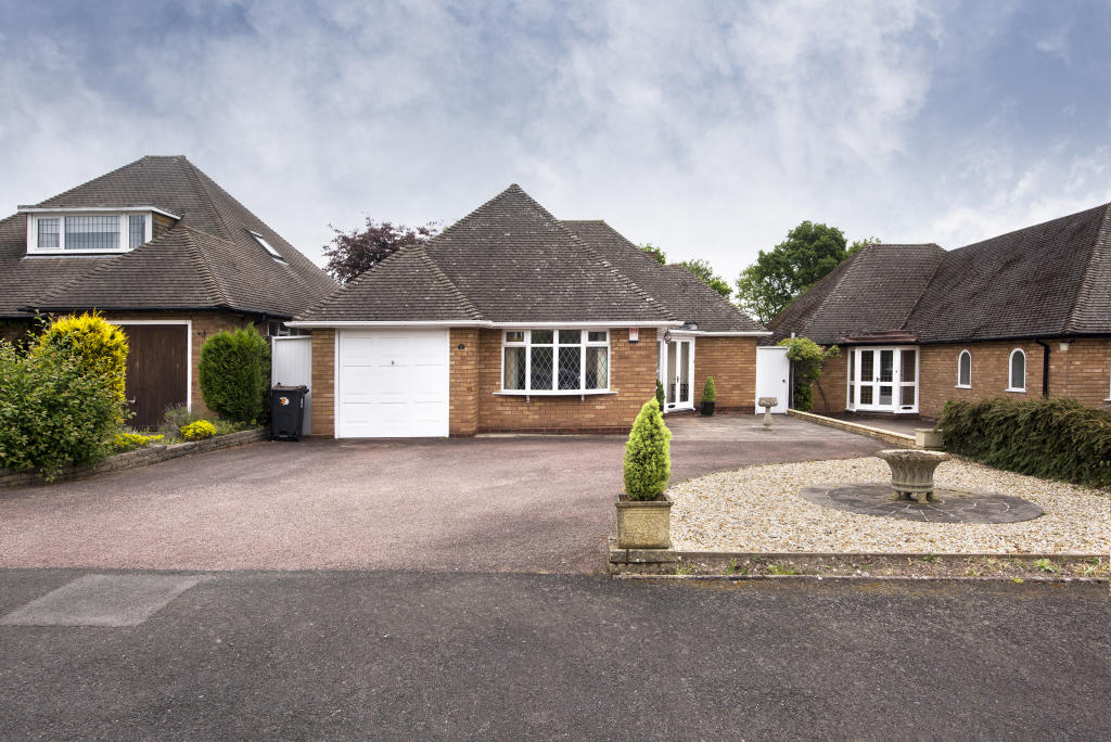 3 bedroom detached bungalow for sale in Hawkesford Close, Four Oaks, B74