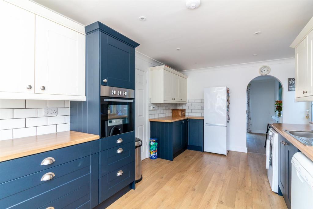 4 bedroom detached house for sale in Main Street, Gunthorpe, Nottingham