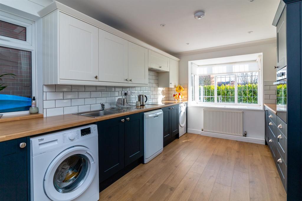4 bedroom detached house for sale in Main Street, Gunthorpe, Nottingham