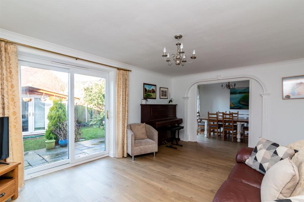 4 bedroom detached house for sale in Main Street, Gunthorpe, Nottingham