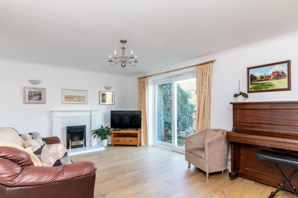 4 bedroom detached house for sale in Main Street, Gunthorpe, Nottingham