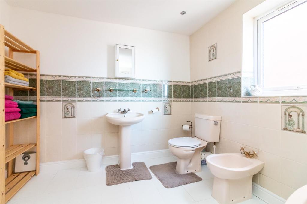 4 bedroom detached house for sale in Main Street, Gunthorpe, Nottingham