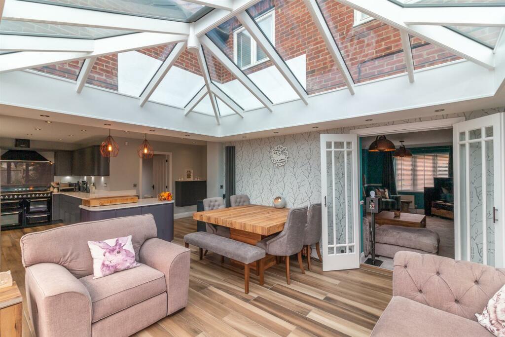 5 bedroom detached house for sale in Walnut Grove, Cotgrave, Nottingham, NG12