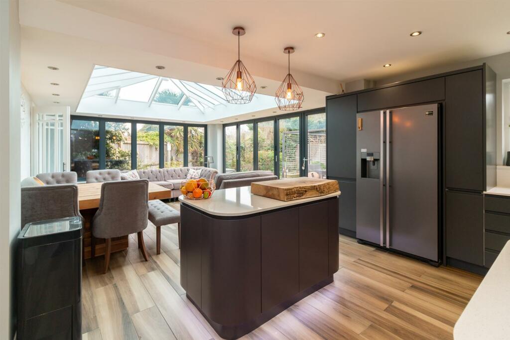 5 bedroom detached house for sale in Walnut Grove, Cotgrave, Nottingham