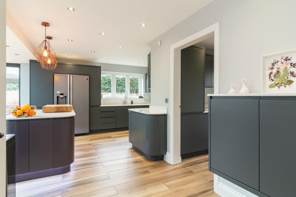 5 bedroom detached house for sale in Walnut Grove, Cotgrave, Nottingham