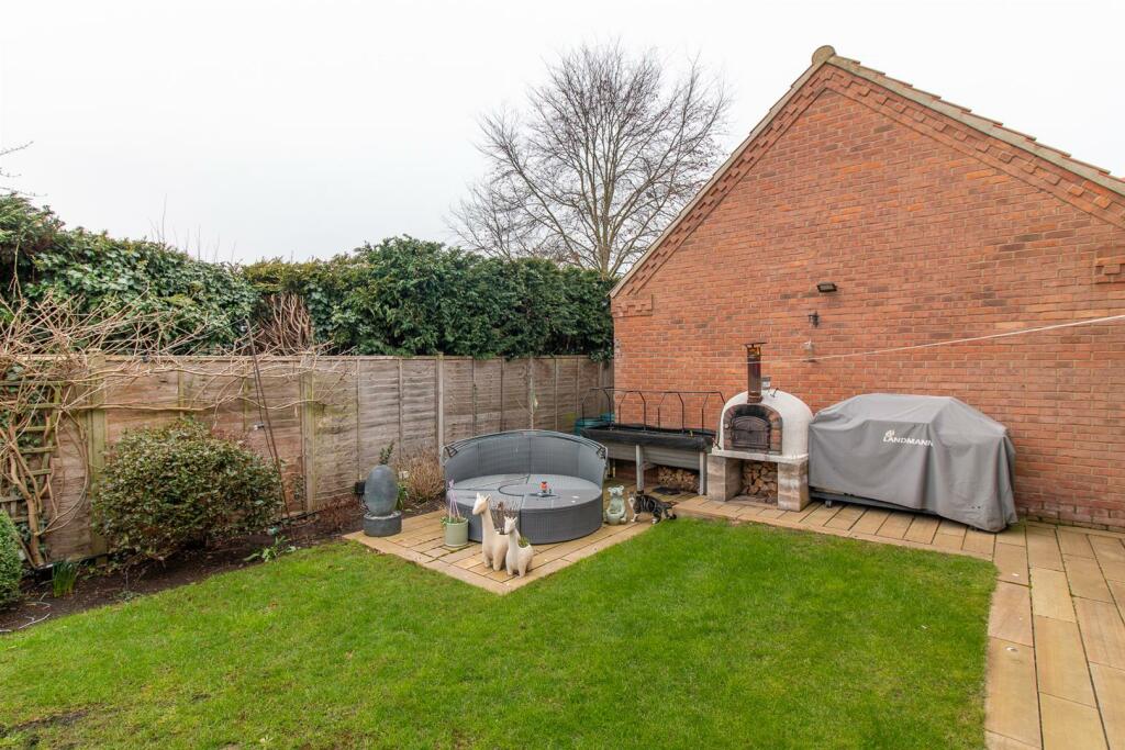 5 bedroom detached house for sale in Walnut Grove, Cotgrave, Nottingham, NG12