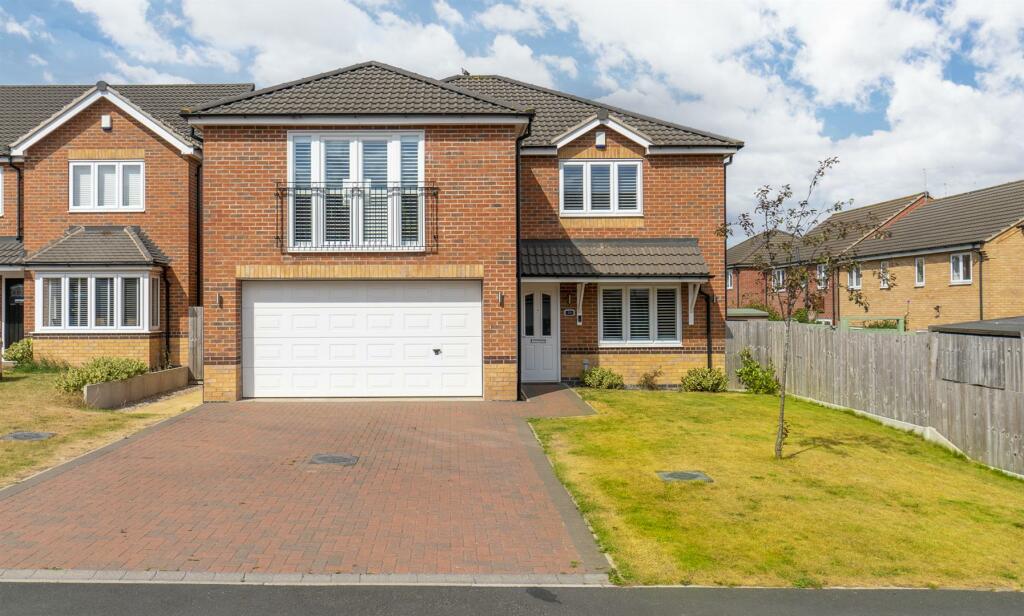 5 bedroom detached house for sale in Maple Close, Calverton, Nottingham, NG14