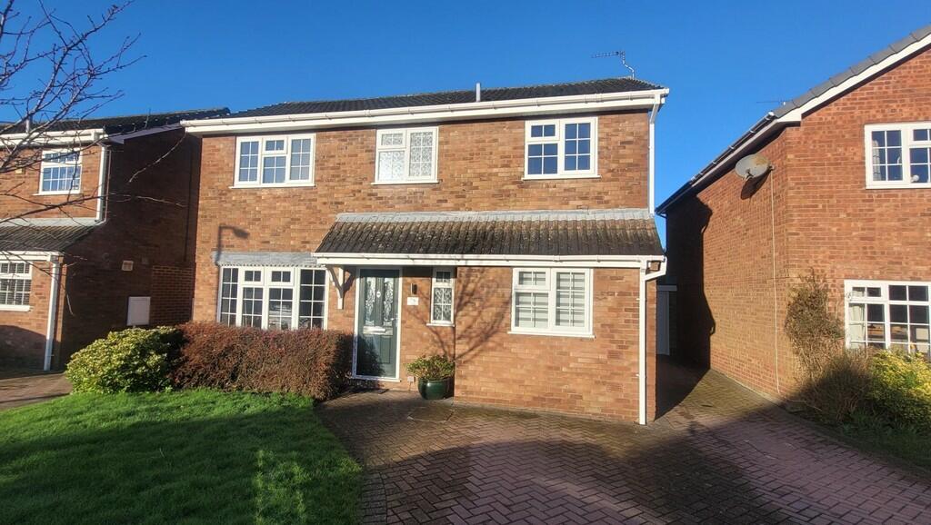 4 bedroom detached house for sale in Park Road, BartonunderNeedwood, DE13