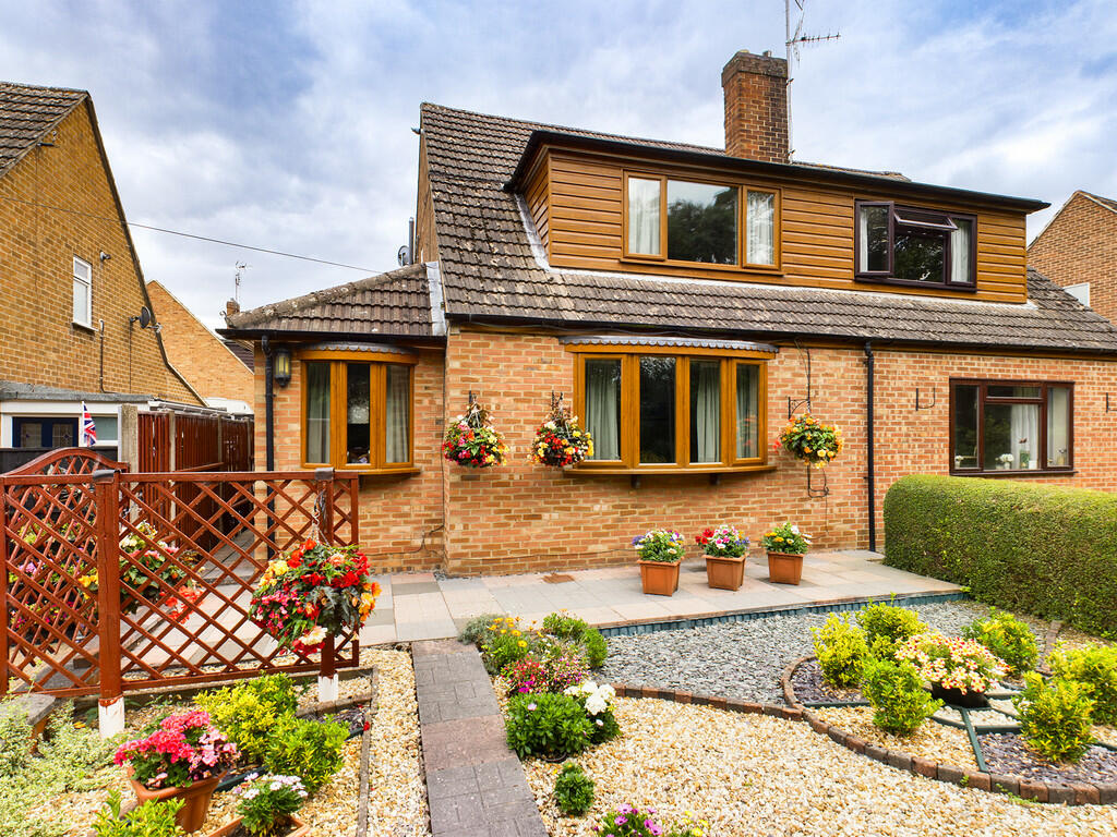 3 bedroom semidetached house for sale in Coton Road, WaltononTrent, DE12