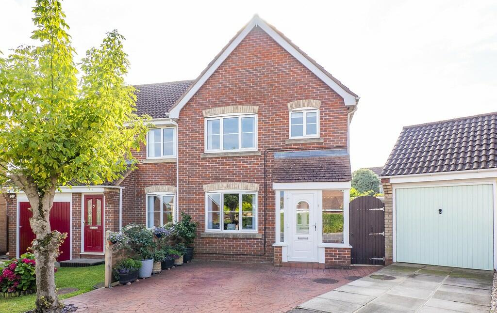 3 bedroom semi-detached house for sale in Bury St Edmunds, Suffolk, IP32