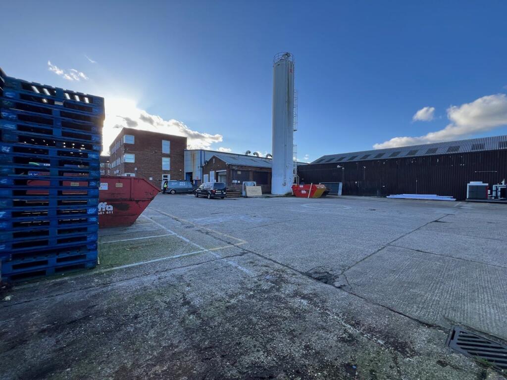 Warehouse to lease in 83 Bridge Road East, Welwyn Garden City, AL7 1LA, AL7