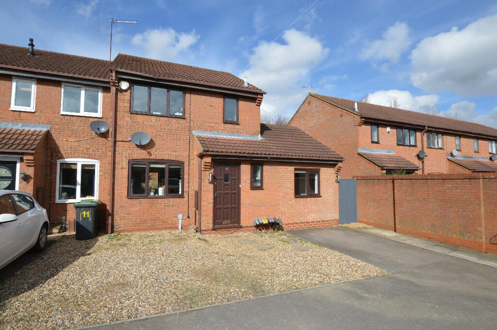 4 bedroom end of terrace house for sale in Owen Close, Marston
