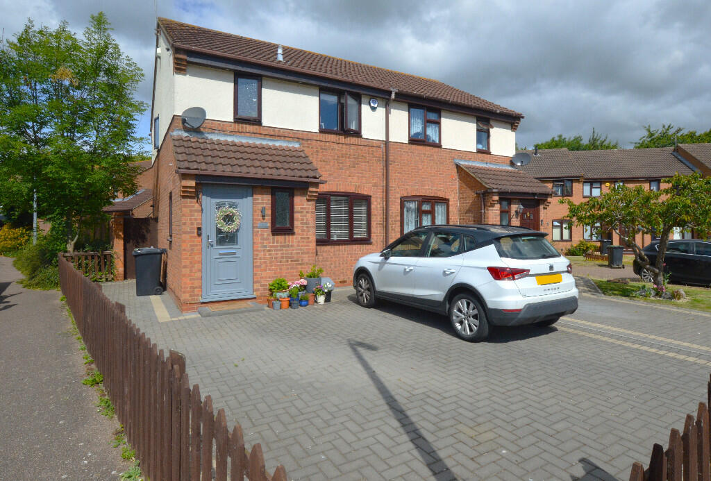 3 bedroom semidetached house for sale in Owen Close, Marston Moretaine