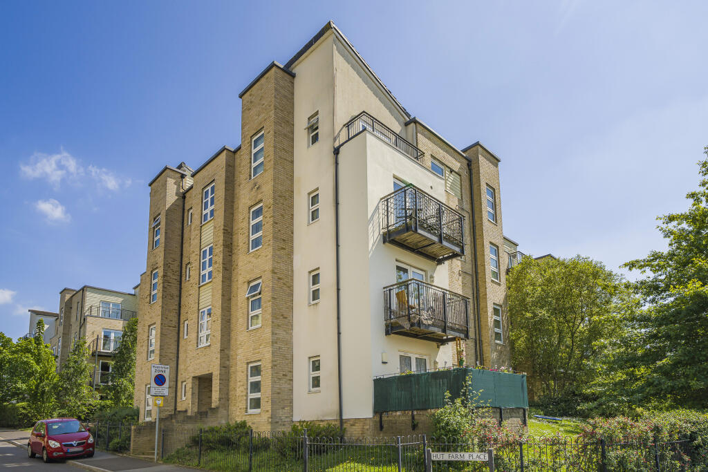 2 bedroom flat for sale in Hut Farm Place, Chandler's Ford, Hampshire, SO53