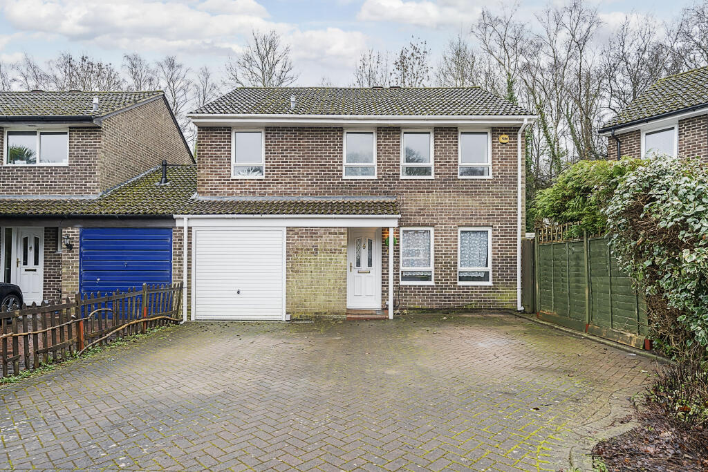 4 bedroom detached house for sale in Allbrook Knoll, Boyatt Wood