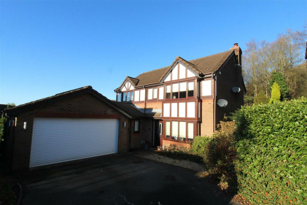 4 bedroom detached house for sale in Berwyn Close, Horwich, Bolton, BL6