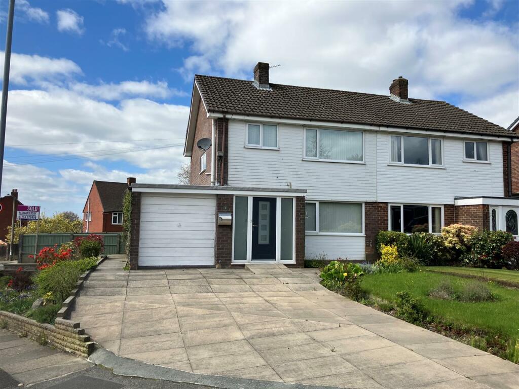 3 bedroom semidetached house for sale in Malvern Close, Horwich, Bolton, BL6