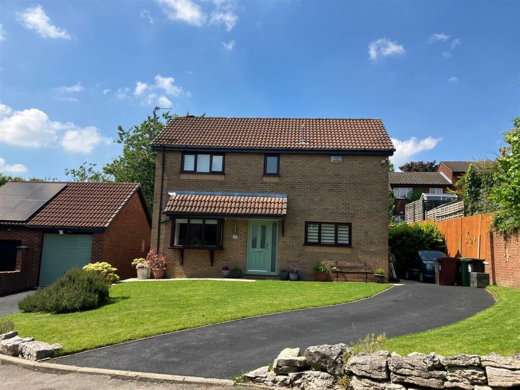 3 bedroom detached house for sale in Lower Makinson Fold, Horwich