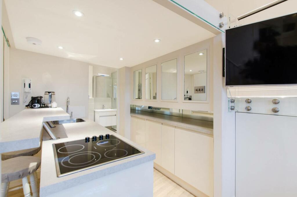 Studio flat for sale in Earls Court Road, Earls Court, London, SW5