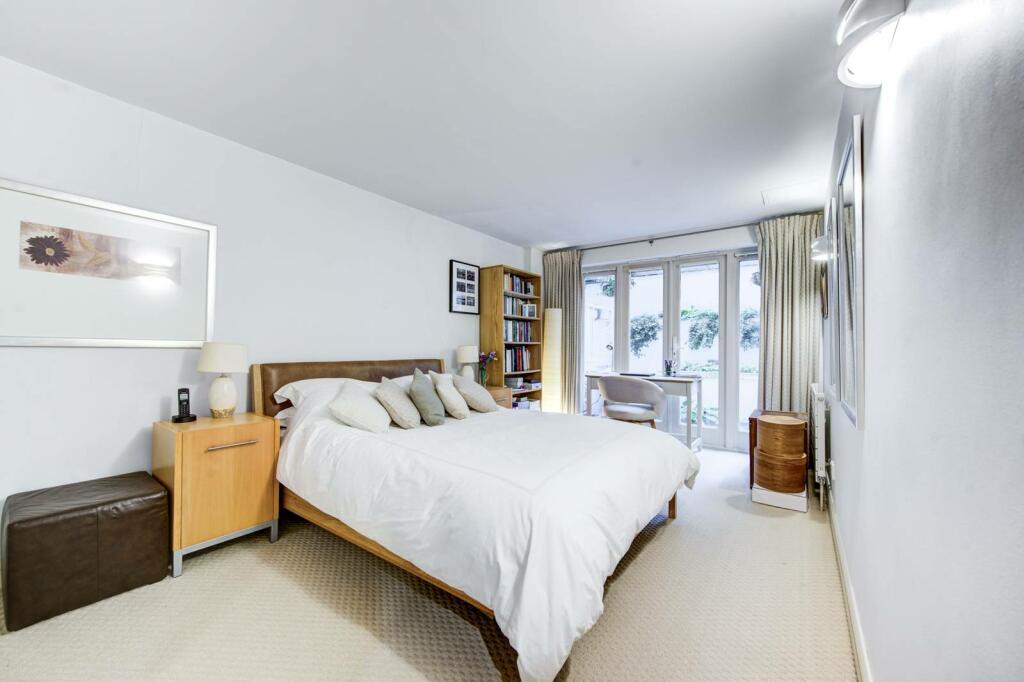2 bedroom flat for sale in Earls Court Square, Earls Court, London, SW5