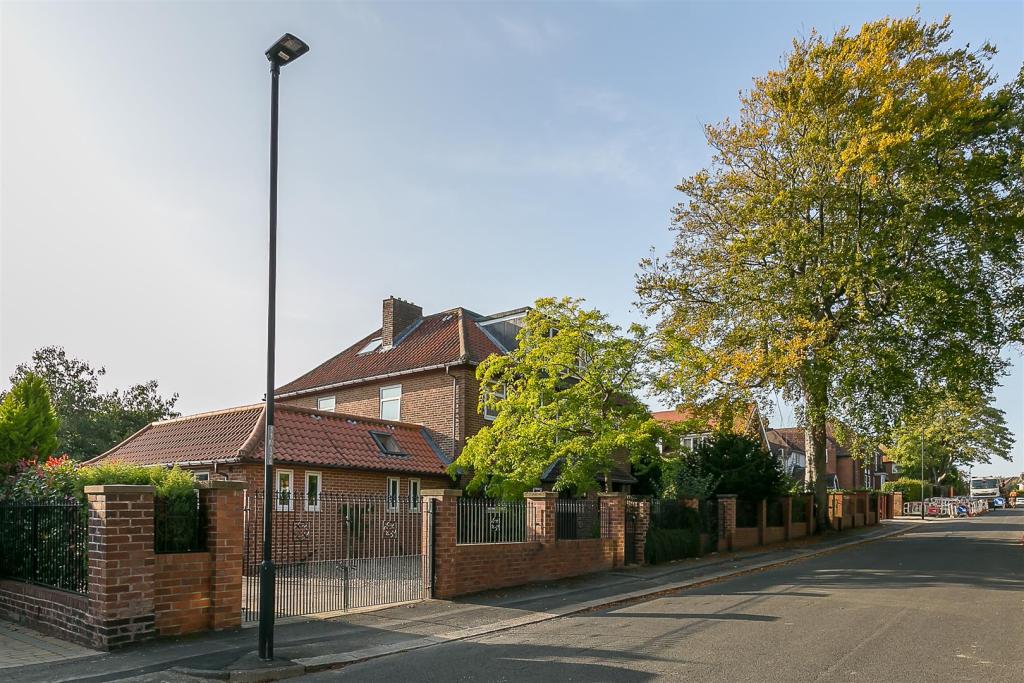 5 bedroom detached house for sale in Moorside North, Fenham, Newcastle