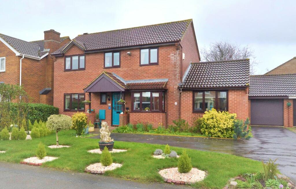 4 bedroom detached house for sale in Churchdown Lane, Hucclecote