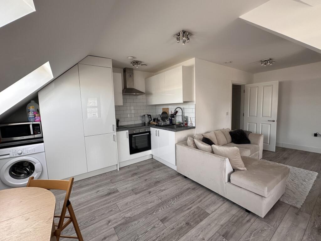 Main image of property: 12 London Road , Hemel Hempstead, 