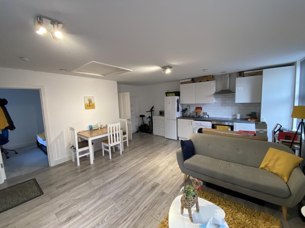 Main image of property: 12 London Road , Hemel Hempstead, 