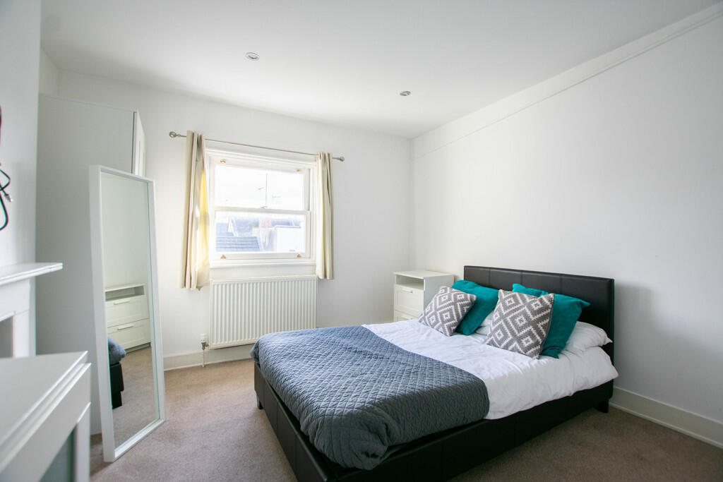 House share for rent in Hewlett Road, Cheltenham GL52 6AD, GL52