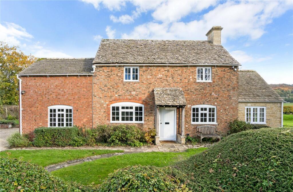 5 bedroom detached house for sale in Gloucester