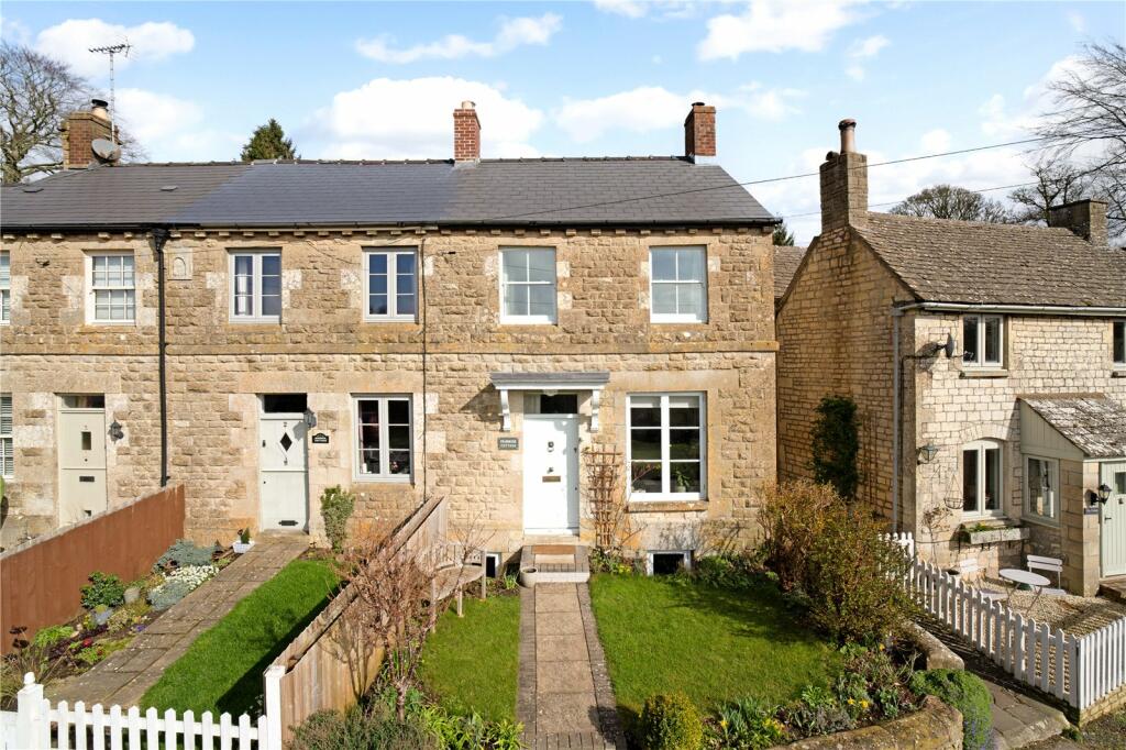 3 bedroom end of terrace house for sale in The Green, Coberley Village