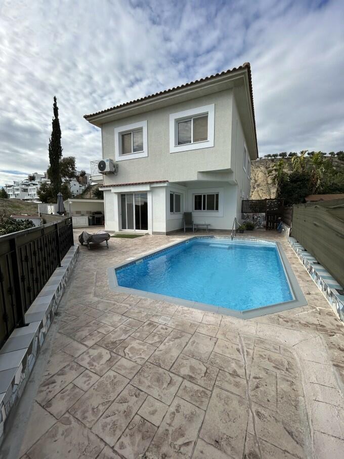 4 bed Villa in Larnaca, Oroklini