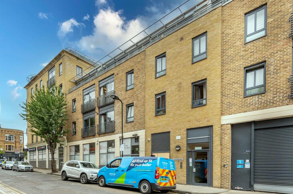 2 bedroom flat for sale in Victorian Grove, Stoke Newington, London, N16