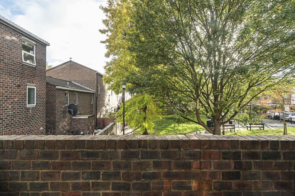 2 bedroom flat for sale in Lilian Close, Stoke Newington, London, N16