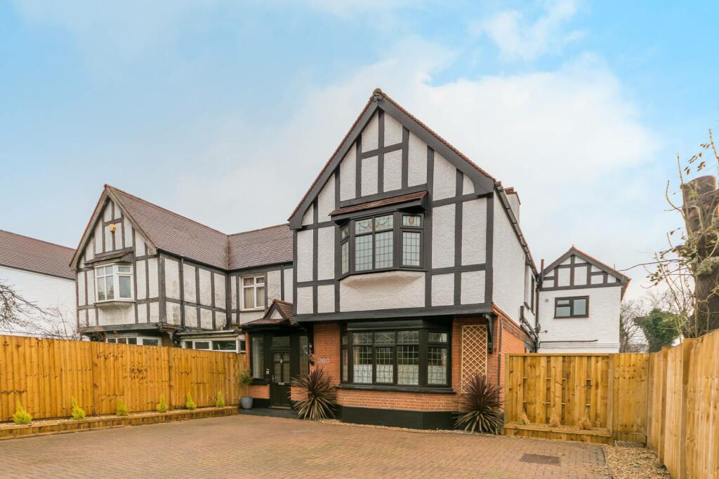 2 bedroom flat for sale in Green Lanes, Manor House, London, N4