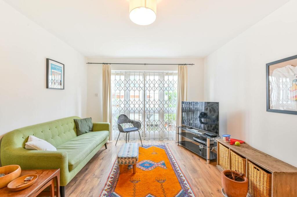 1 bedroom flat for sale in Shakspeare Walk, Stoke Newington, London, N16